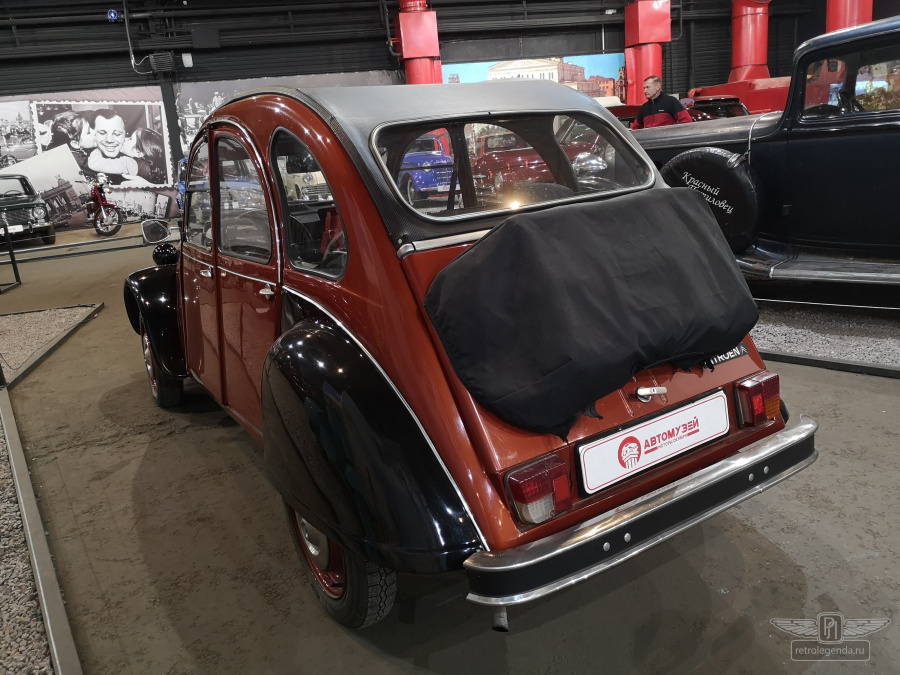 ретро автомобиль Citroen 2CV 1975 год выпуска 
