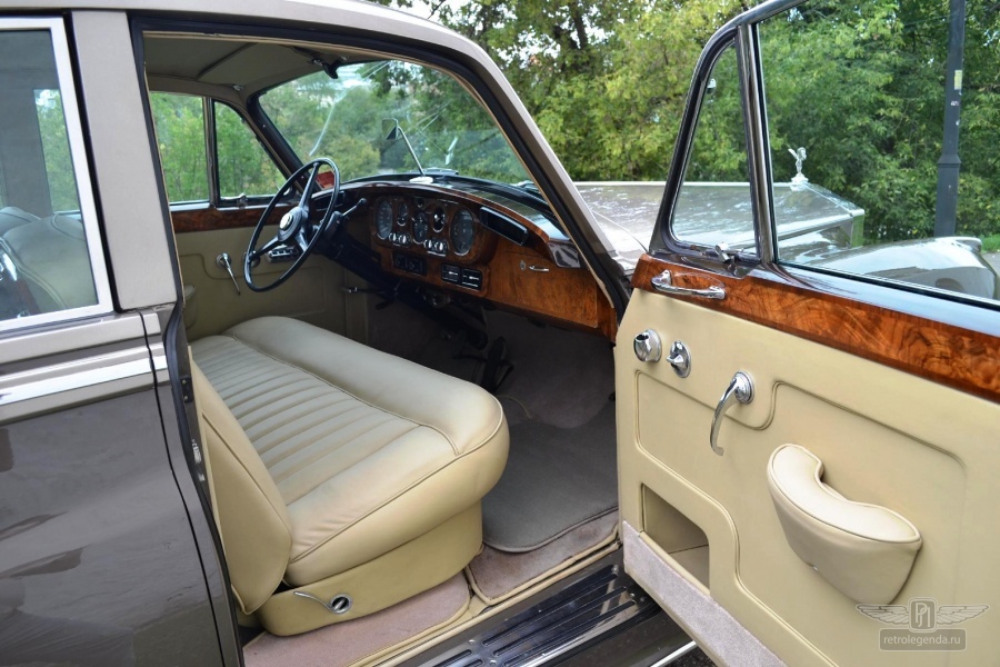 ретро автомобиль ROLLS-ROYCE SILVER CLOUD 1960 год выпуска 