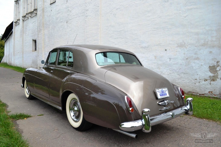 ретро автомобиль ROLLS-ROYCE SILVER CLOUD 1960 год выпуска 