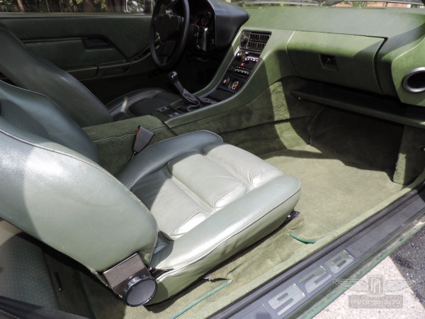 ретро автомобиль Porsche 928 1979 год выпуска 