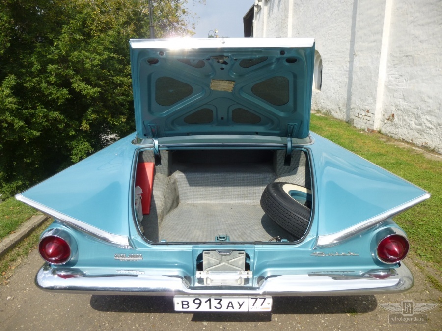 ретро автомобиль Buick LeSabre Coupe 1959 год выпуска 