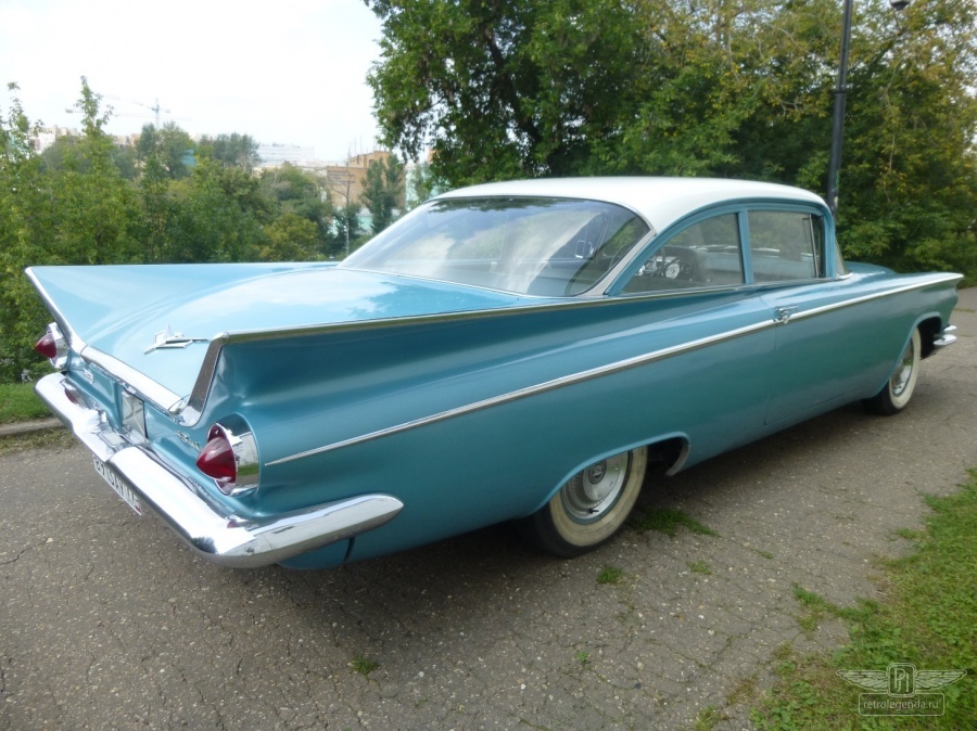 ретро автомобиль Buick LeSabre Coupe 1959 год выпуска 