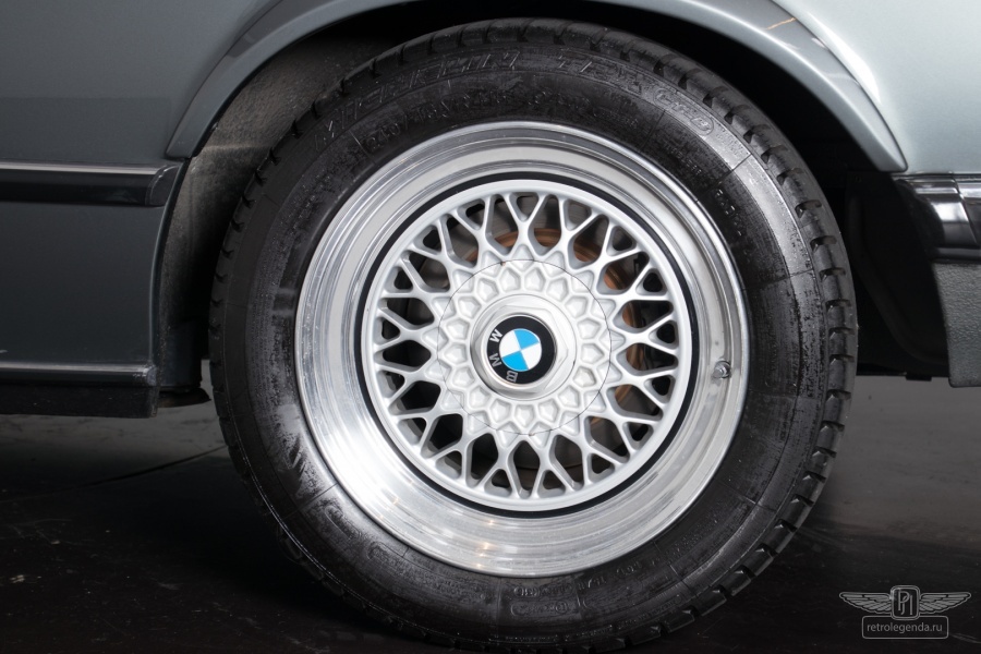 ретро автомобиль BMW 635CSi M 1985 год выпуска 