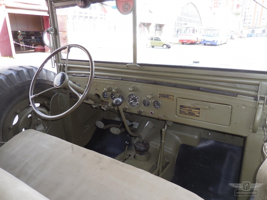 ретро автомобиль Dodge WC58 Radio Command car 1943 год выпуска 