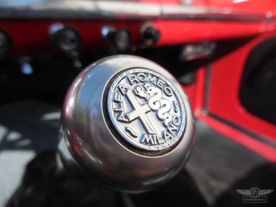 ретро автомобиль Alfa Romeo Giulia Spider Pininfarina  1963 год выпуска 
