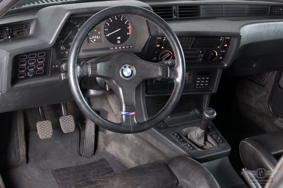 ретро автомобиль BMW 635CSi M 1985 год выпуска 
