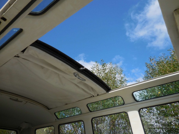 ретро автомобиль Volkswagen T1 Samba Bus 1966 год выпуска 