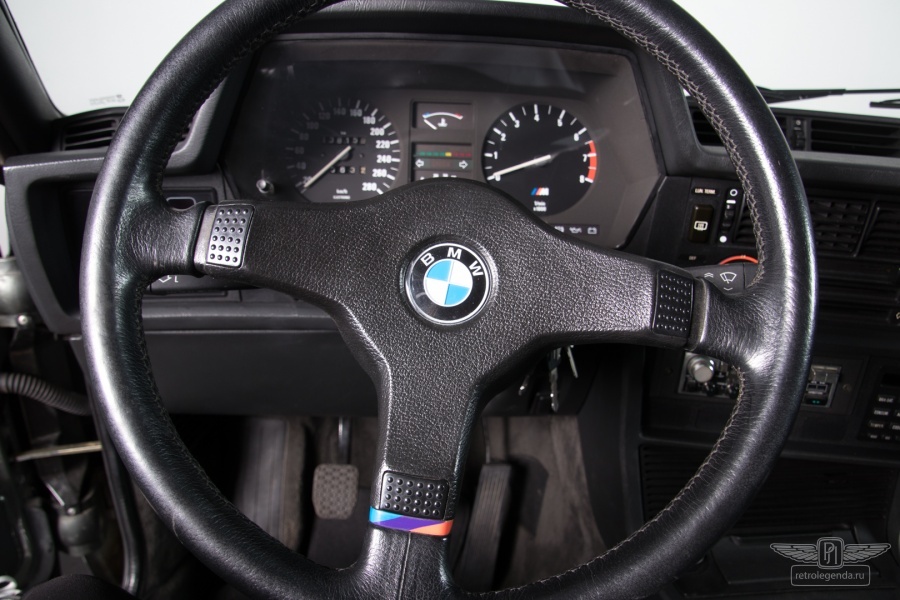 ретро автомобиль BMW 635CSi M 1985 год выпуска 