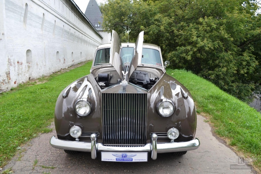 ретро автомобиль ROLLS-ROYCE SILVER CLOUD 1960 год выпуска 