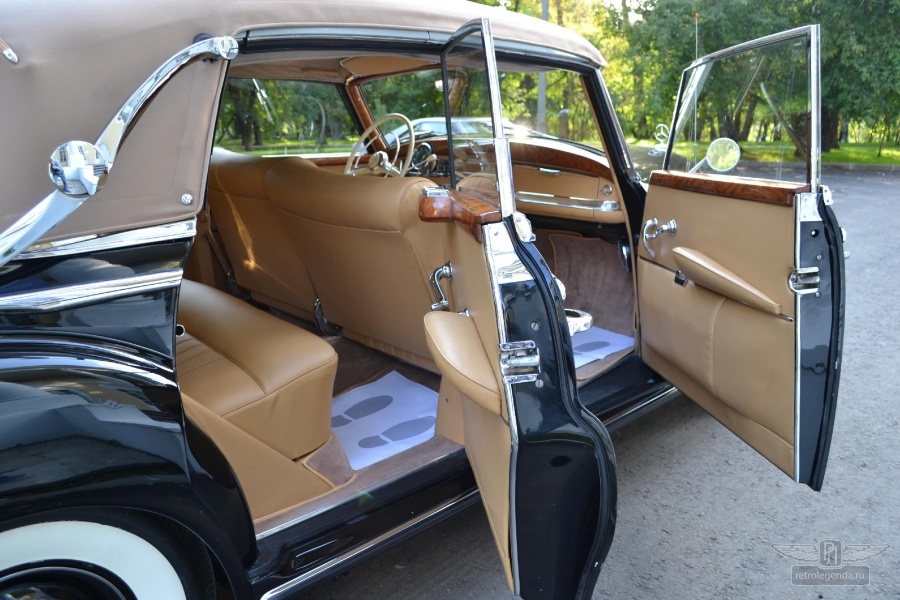 ретро автомобиль Mercedes-Benz 300 Cabriolet 1953 год выпуска 