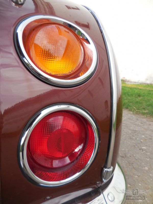 ретро автомобиль Nissan Figaro 1991 год выпуска 