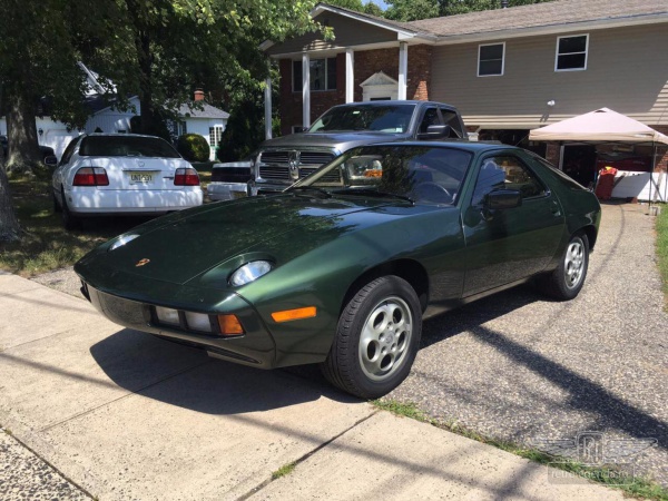 ретро автомобиль Porsche 928 1979 год выпуска 
