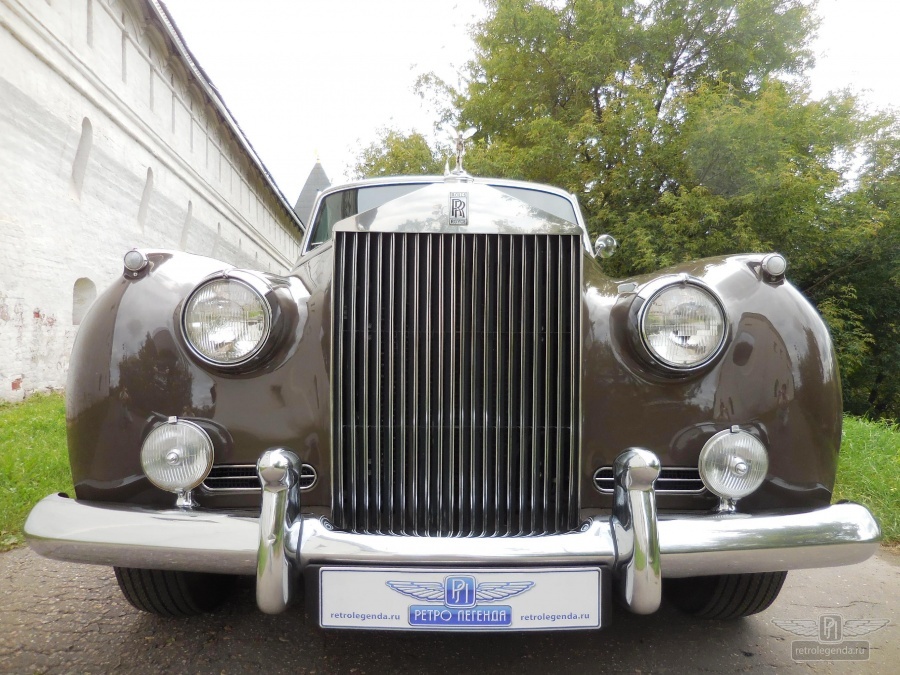 ретро автомобиль ROLLS-ROYCE SILVER CLOUD 1960 год выпуска 