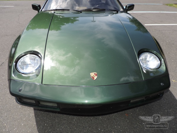 ретро автомобиль Porsche 928 1979 год выпуска 