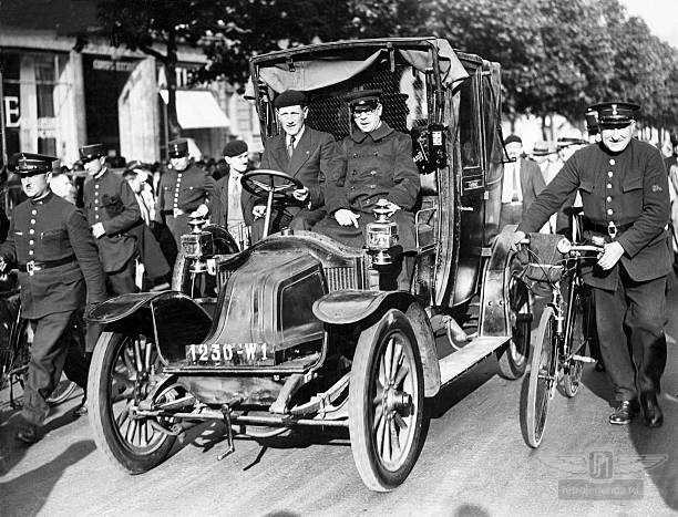 ретро автомобиль Renault AG-1 Taxi de la Marne 1909 год выпуска 