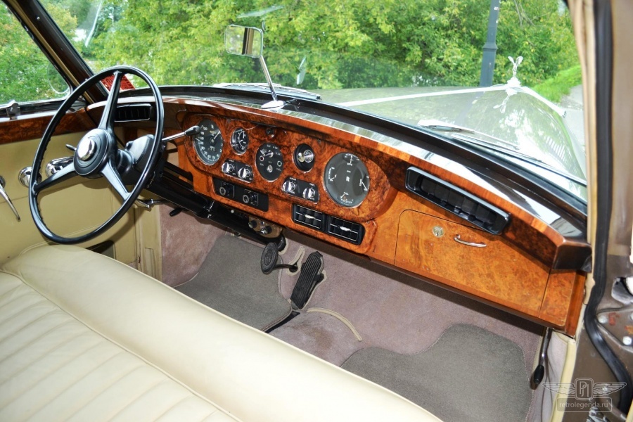 ретро автомобиль ROLLS-ROYCE SILVER CLOUD 1960 год выпуска 