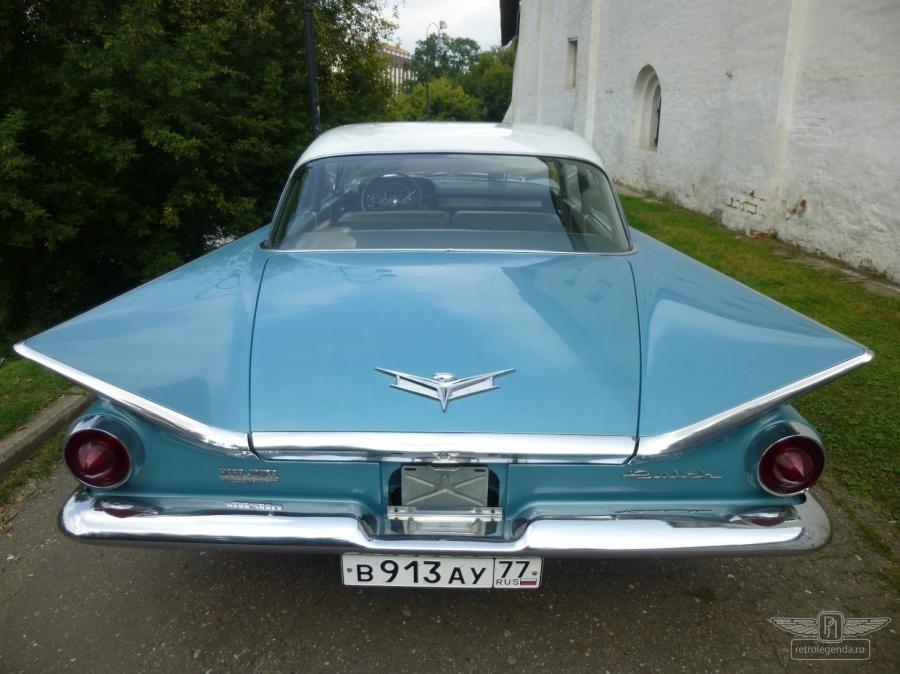 ретро автомобиль Buick LeSabre Coupe 1959 год выпуска 
