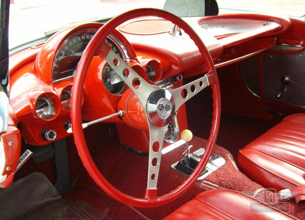 ретро автомобиль Chevrolet Corvette 1960 год выпуска 