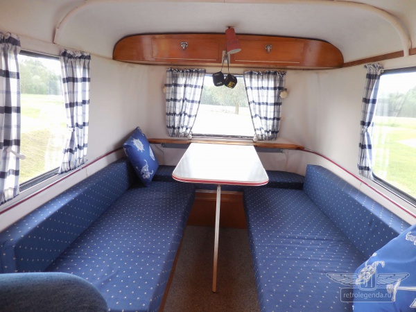 ретро автомобиль Volkswagen T1 Samba Bus 1966 год выпуска 