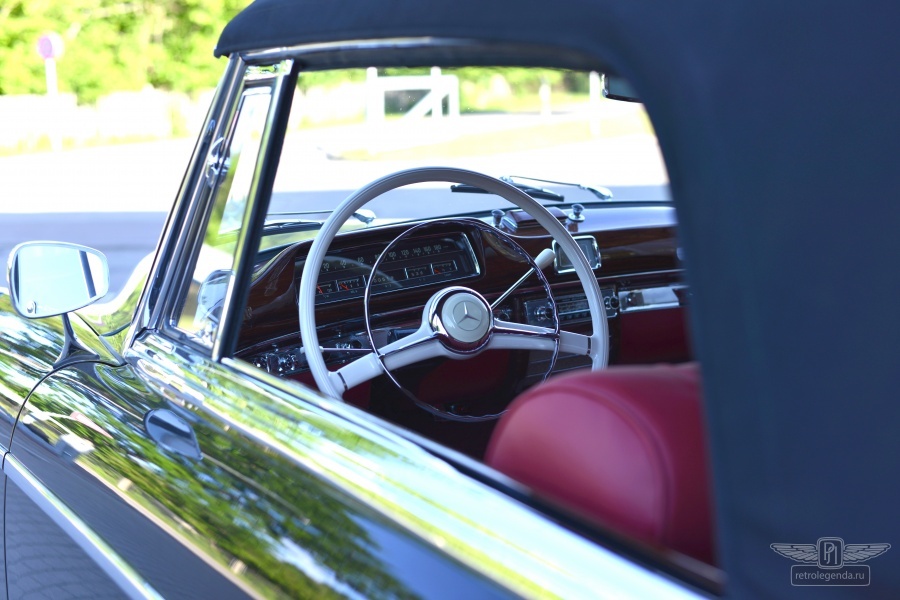ретро автомобиль Mercedes-Benz 220S Cabrio 1959 год выпуска 