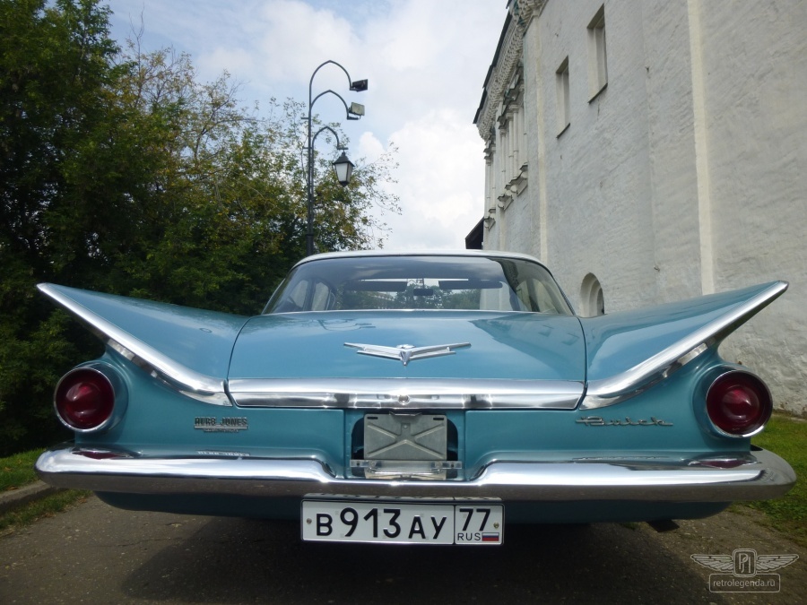 ретро автомобиль Buick LeSabre Coupe 1959 год выпуска 