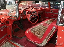 ретро автомобиль Chevrolet Impala Convertible