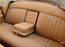 ретро автомобиль Mercedes-Benz 300 Cabriolet