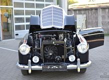 ретро автомобиль Mercedes-Benz 220S Cabrio