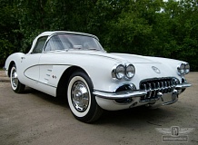 ретро автомобиль Chevrolet Corvette
