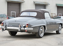 ретро автомобиль Mercedes-Benz 190SL