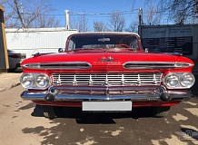 ретро автомобиль Chevrolet Impala Convertible