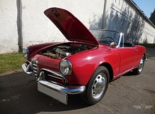 ретро автомобиль Alfa Romeo Giulia Spider Pininfarina 