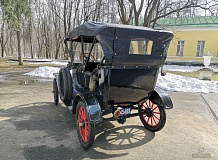 ретро автомобиль Ford model T Touring Phaeton