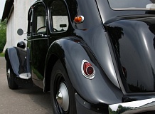 ретро автомобиль Citroen 11С Traction Avant F