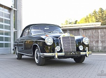 ретро автомобиль Mercedes-Benz 220S Cabrio