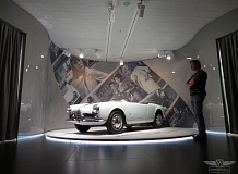 ретро автомобиль Alfa Romeo Giulia Spider Pininfarina 