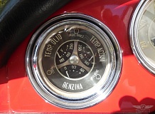 ретро автомобиль Alfa Romeo Giulia Spider Pininfarina 