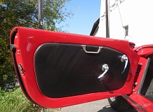 ретро автомобиль Alfa Romeo Giulia Spider Pininfarina 