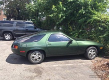 ретро автомобиль Porsche 928