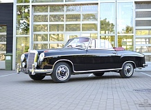 ретро автомобиль Mercedes-Benz 220S Cabrio