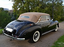 ретро автомобиль Mercedes-Benz 300 Cabriolet