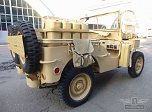 ретро автомобиль Willys Ford GPW Sahara