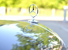 ретро автомобиль Mercedes-Benz 220S Cabrio