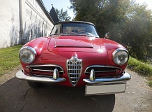 ретро автомобиль Alfa Romeo Giulia Spider Pininfarina 