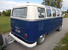 ретро автомобиль Volkswagen T1 Samba Bus