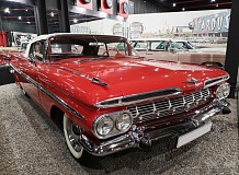 ретро автомобиль Chevrolet Impala Convertible