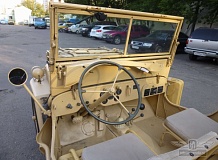 ретро автомобиль Willys Ford GPW Sahara