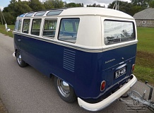 ретро автомобиль Volkswagen T1 Samba Bus