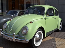 ретро автомобиль Volkswagen Beetle