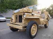 ретро автомобиль Willys Ford GPW Sahara